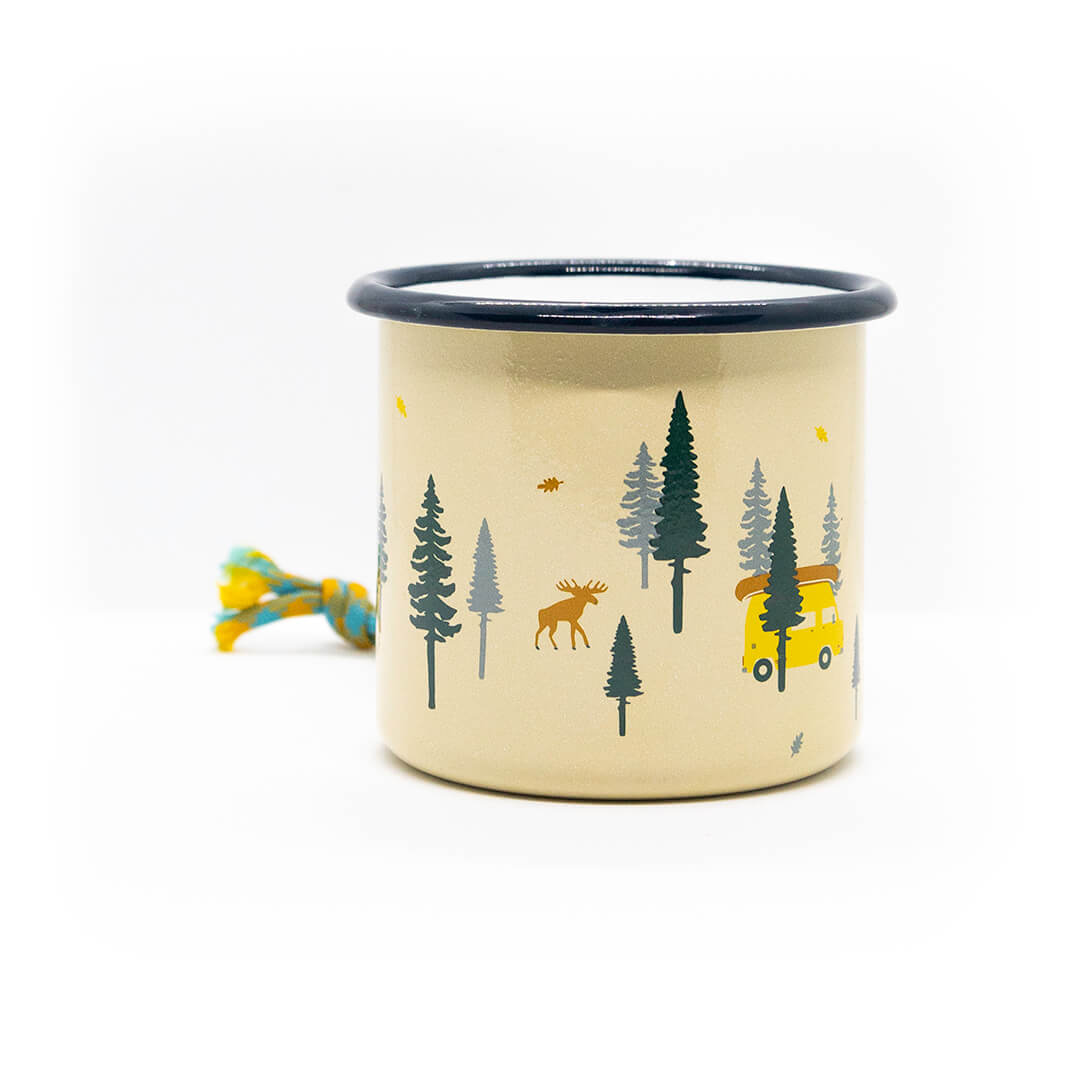 gelbe Emaille Tasse mit schwarzem Rand und einem Aufdruck von Bäumen