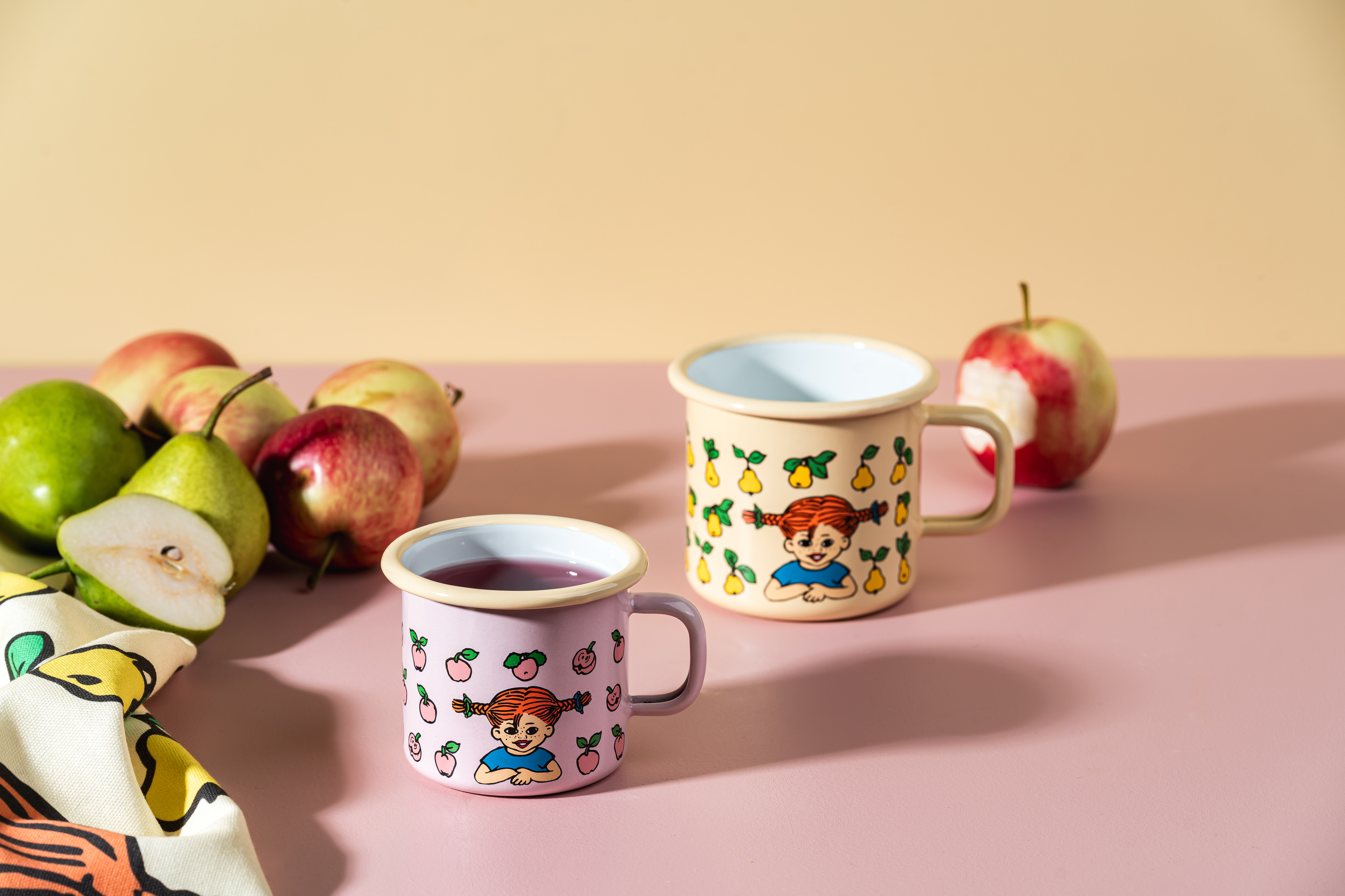 zwei Emaille Tasse mit gelben Rand und Pippi Langstrumpf und Früchten in gelb und rosa