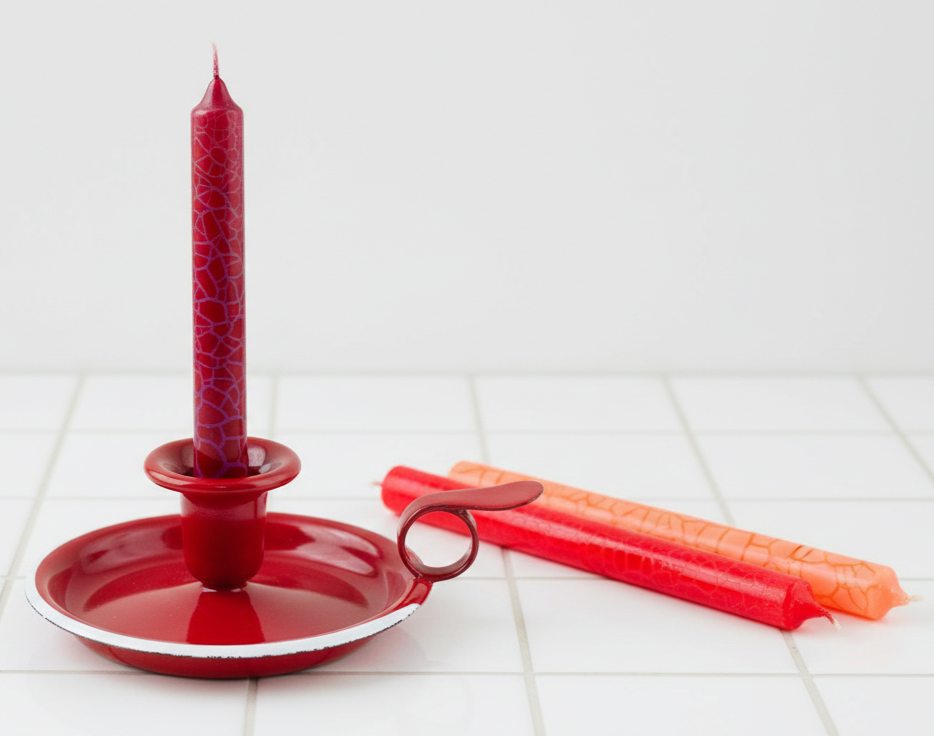 roter Emaille Kerzenständer mit Kerzen als Set