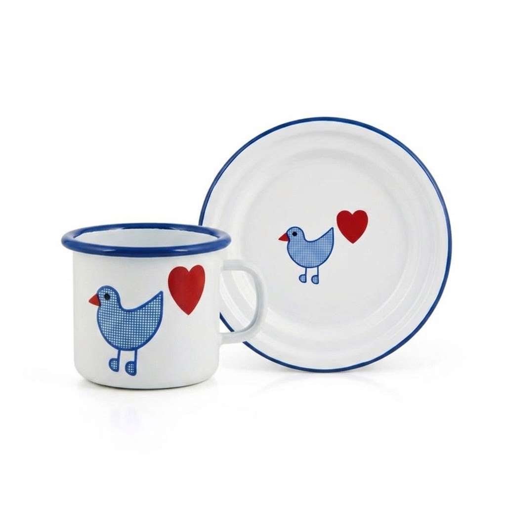 Emaille Tasse und Teller Set in weiß mit blauem Rand und einem Vögelchen und Herz