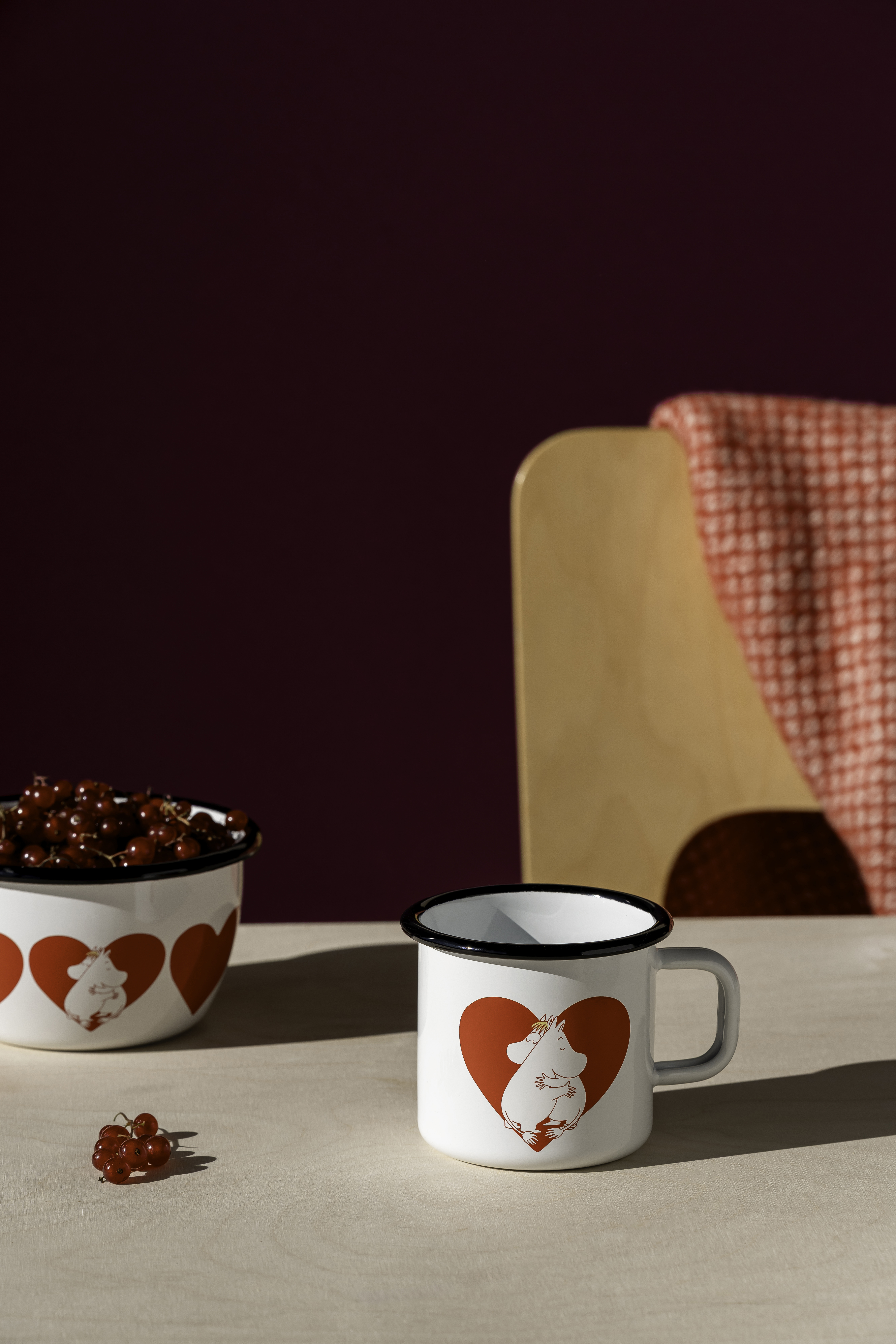 weiße Emaille Tasse und Schale mit umarmenden Nilpferden in einem roten Herz von Muurla