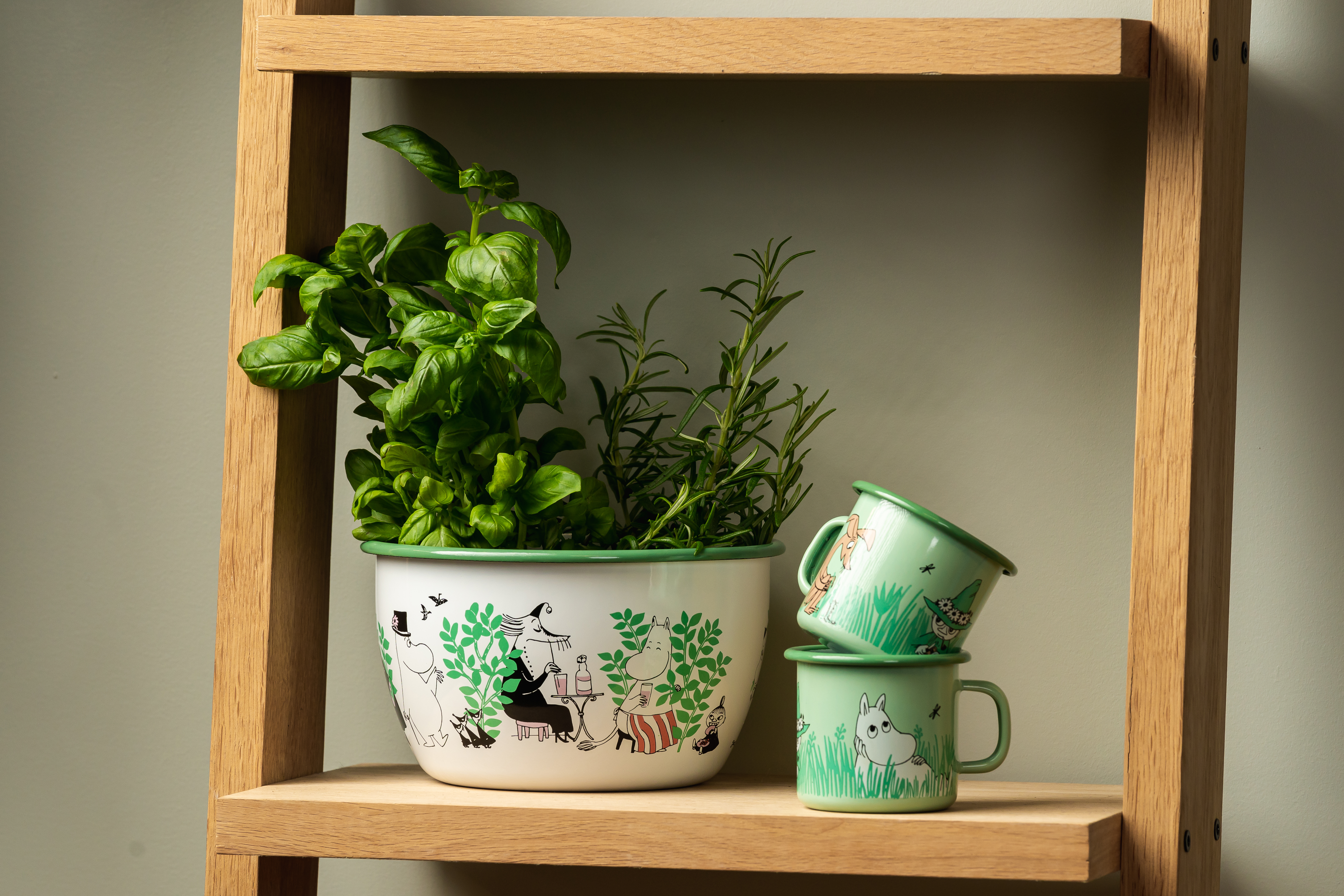 grüne Emaille Tasse mit Nilpferd von Muurla auf einem Holzregal