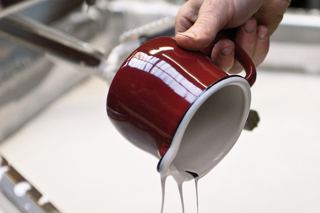 Farbauftrag innerhalb der Tasse