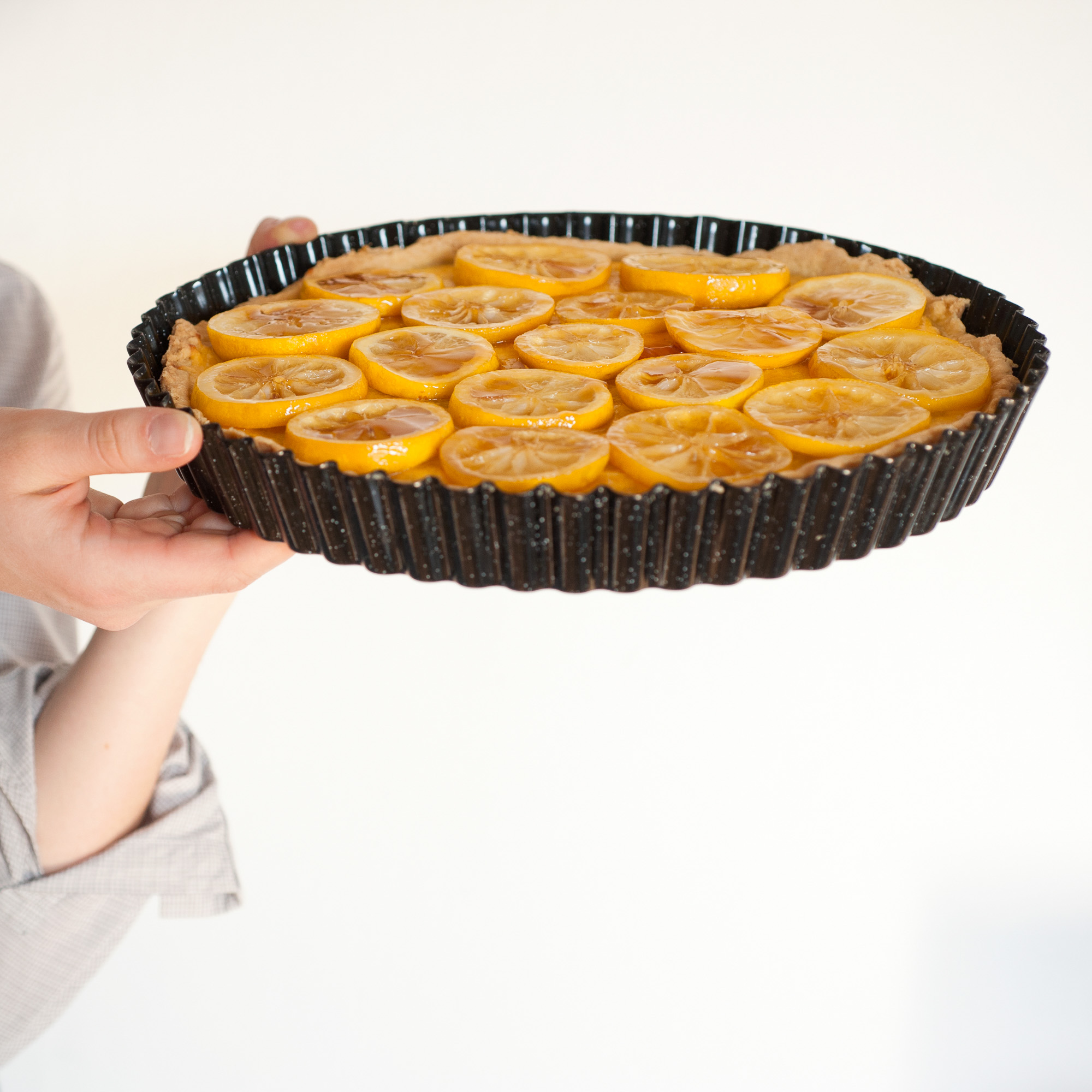 schwarze Emaille Obsttortenform mit Zitronenscheiben