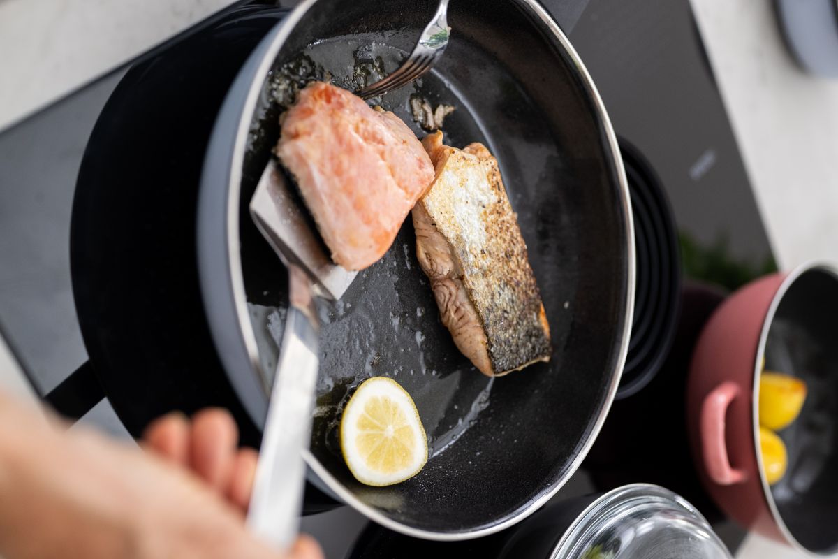 Pfanne, in der Lachs angebraten wird