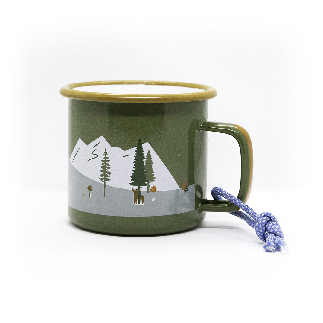 grüne Emaille Tasse mit braunem Rand und dem Aufdruck einer Schneelandschaft
