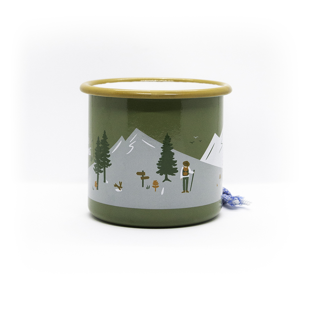 grüne Emaille Tasse mit braunem Rand und dem Aufdruck einer Schneelandschaftgrüne Emaille Tasse mit braunem Rand und dem Aufdruck einer Schneelandschaft und einem Wanderer