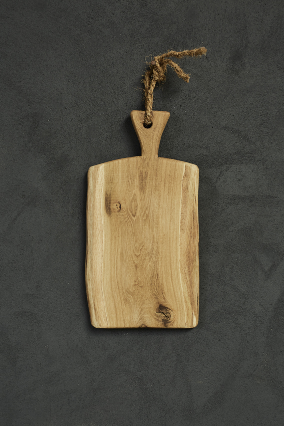Schneidebrett aus Holz an einer Wand hängend