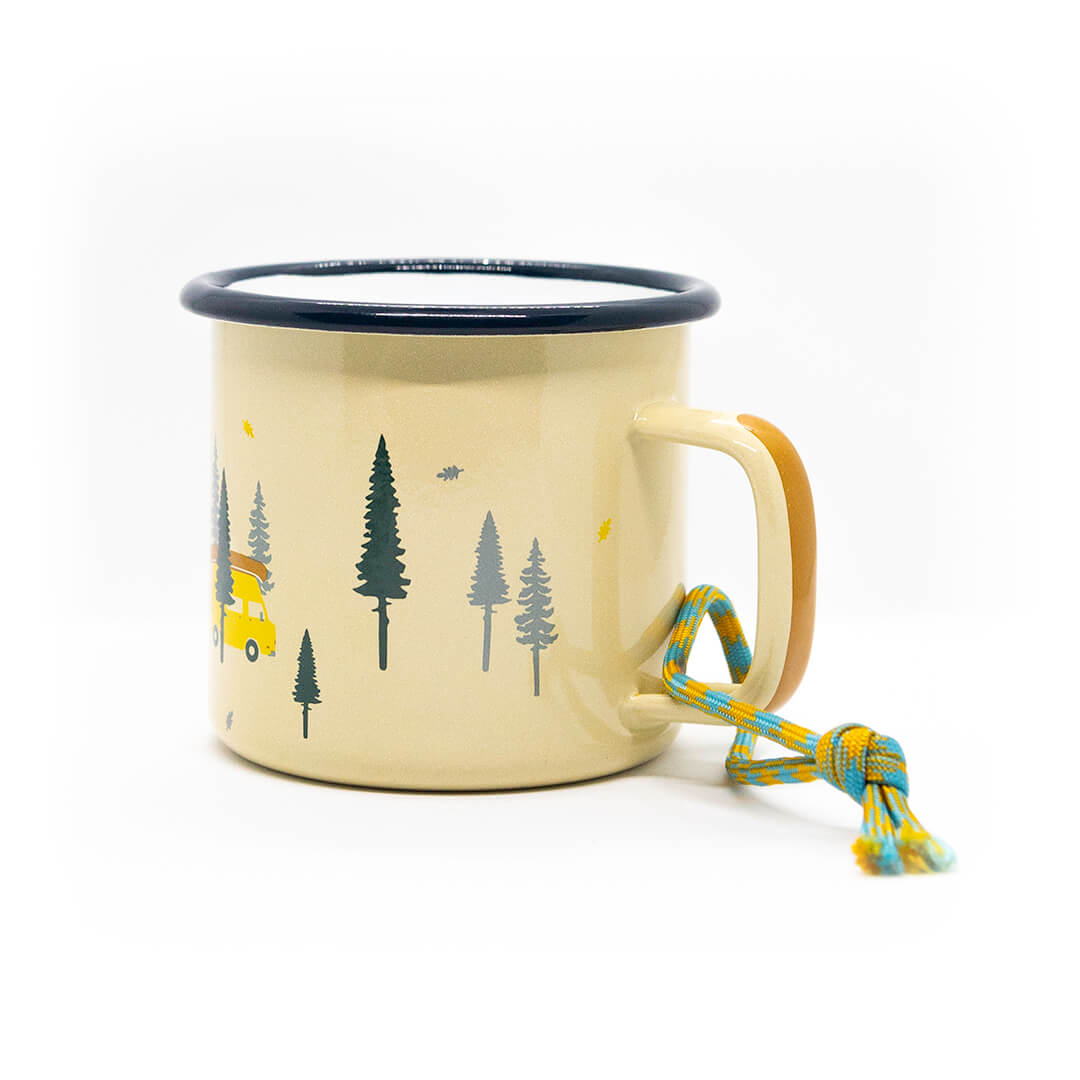 gelbe Emaille Tasse mit schwarzem Rand und einem Aufdruck von Bäumen