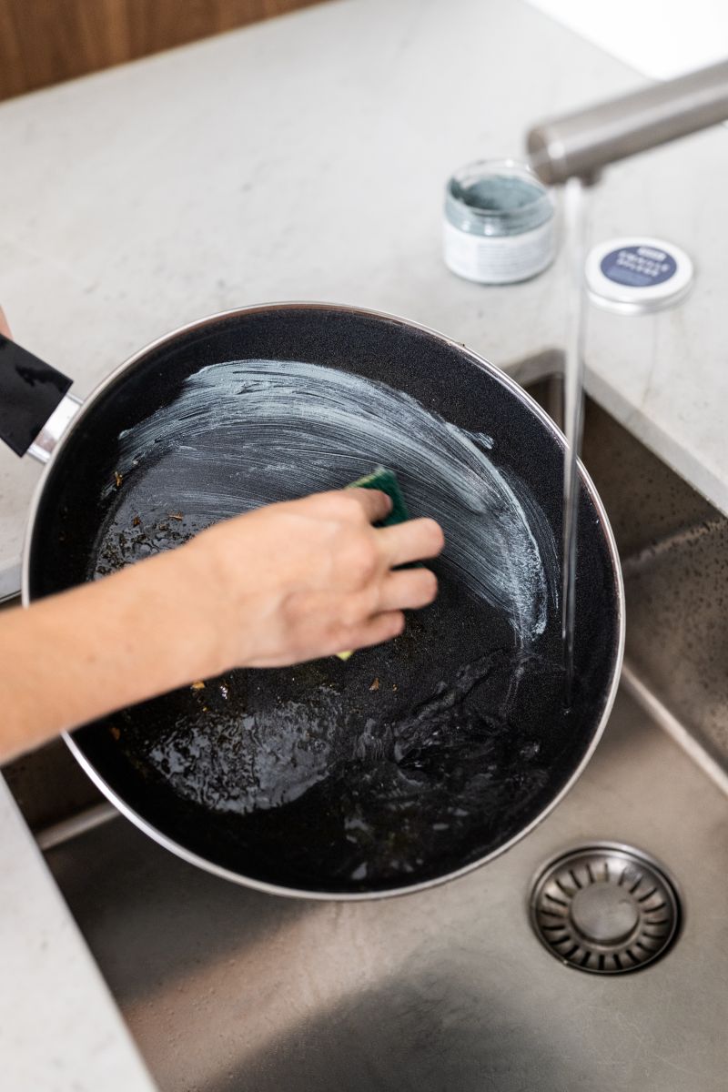 Emaille-Pfanne wird abgespült