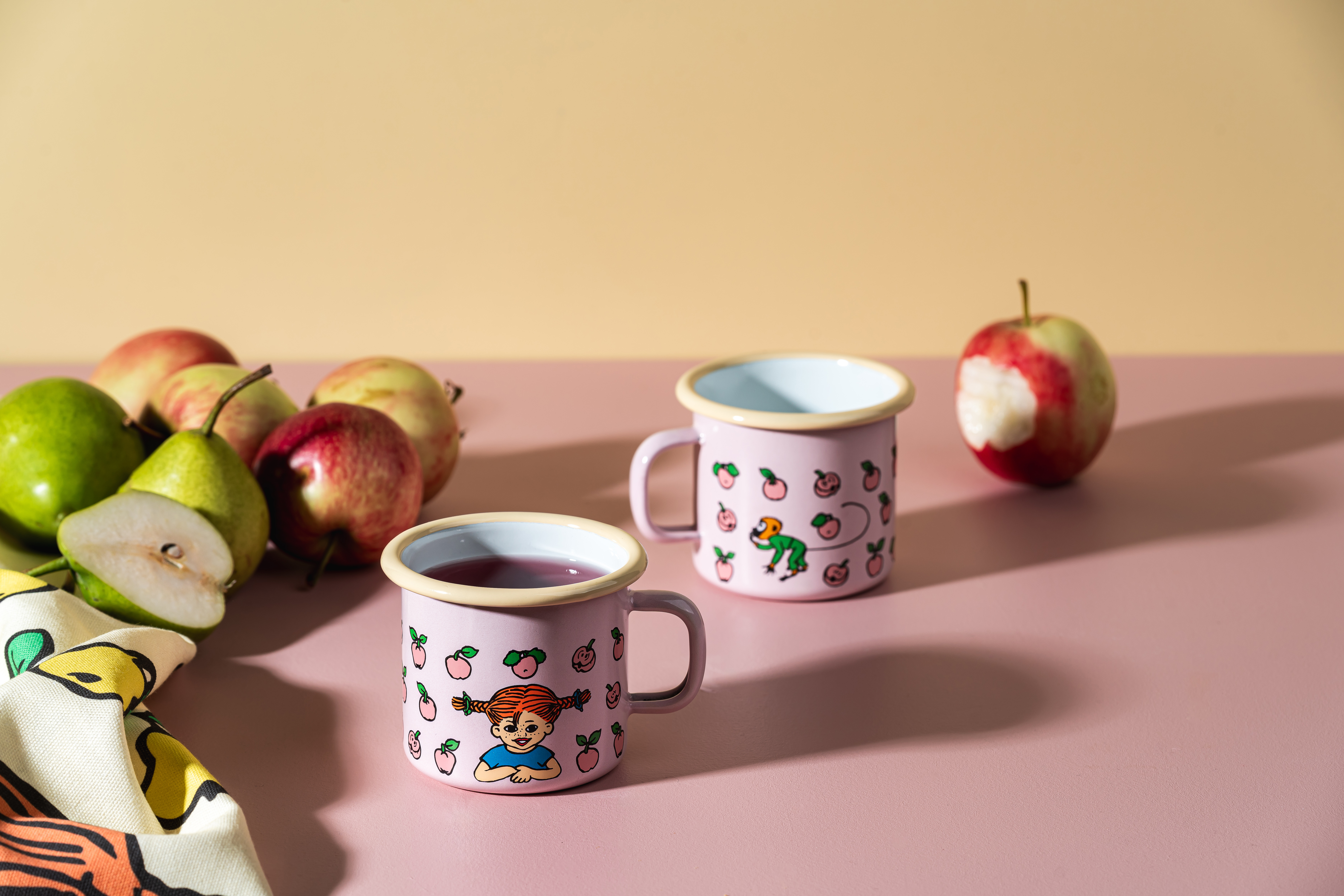 rosa Emaille Tasse mit gelben Rand und Pippi Langstrumpf und Früchten