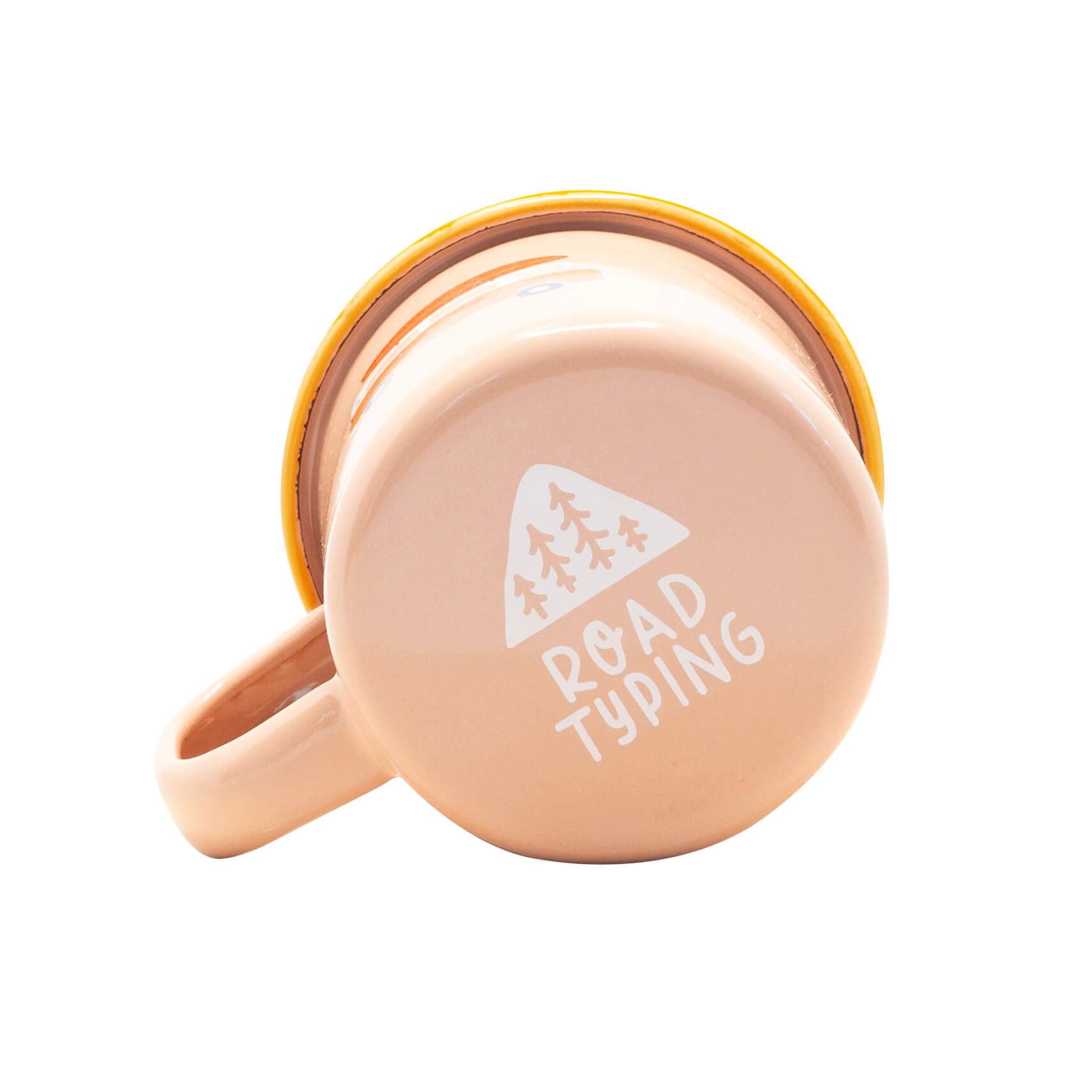 orangene Emaille Tasse mit dem Aufdruck 'Road Typing' und Bäume auf der Unterseite